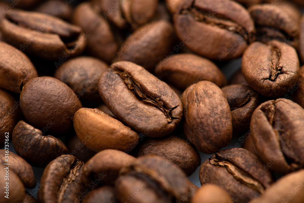 Naklejka premium Tło zbliżenie ziaren kawy. Świeżo pieczone