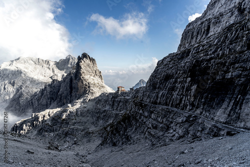 Refugio Pedrotti  Alpen  berquerung  s  dlicher Teil  Brenta  Dolomiten  Italien