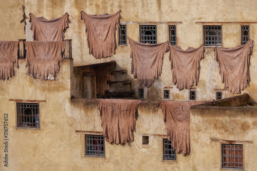 Foto Animal skin hang outside a building in the tanneries in Fez, Morocco