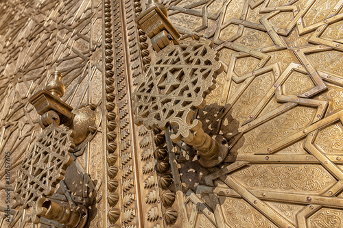 Canvas Print Golden door detail with door handle of the royal palace in Fez, Morocco