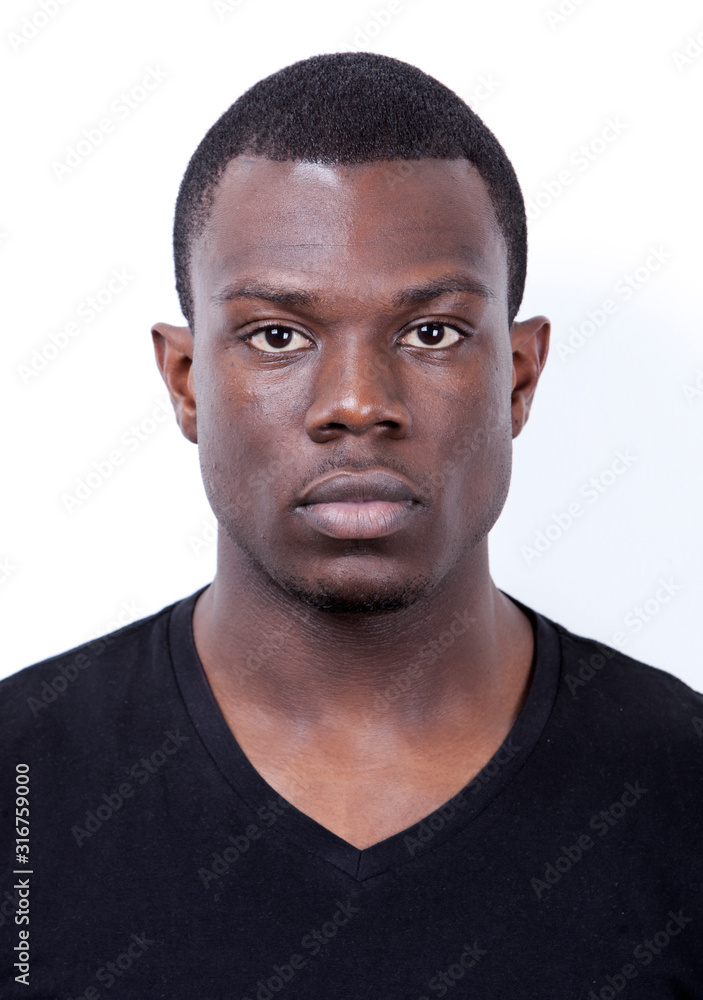 Fototapeta premium Portret młodego mężczyzny Afroamerykanów na białym tle