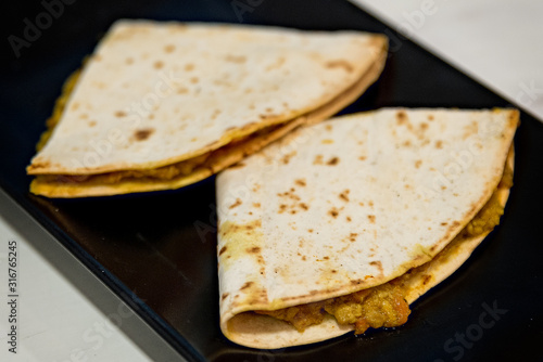 Fajita de magro de cerdo, frutas y curri photo