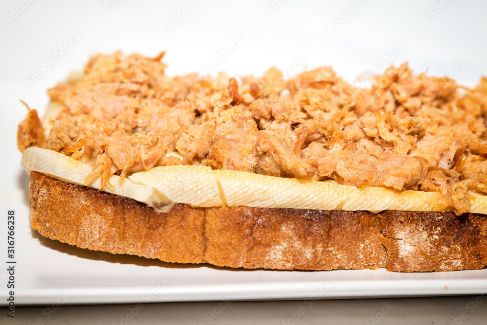 tosta con queso y chicharrones