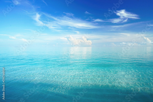 Fototapeta Naklejka Na Ścianę i Meble -  Beautiful white cloud in blue sky over turquoise water ocean, Maldives.