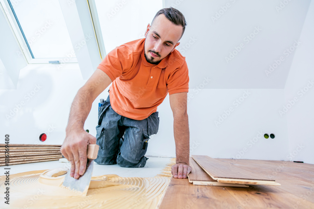 Handwerker verleget Parkett boden in einem modernen neubau Haus Handwerker verleget Parkett boden in einem modernen neubau Haus