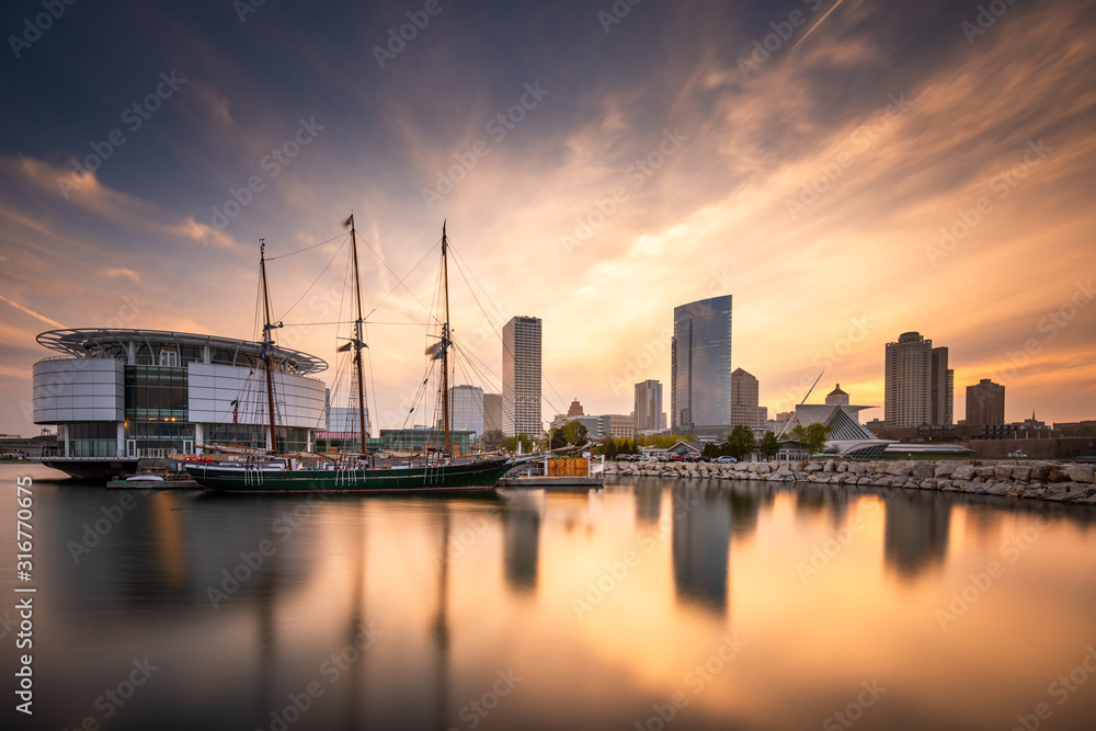 Milwaukee, Wisconsin, USA Skyline at Twilight