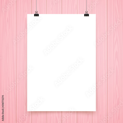ピンクの木製の壁に白無地のボード