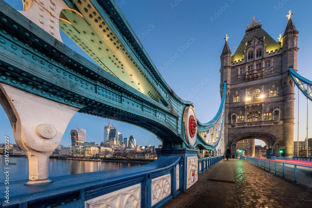 Obraz premium Single of Tower Bridge with steel structure foreground during twilight, London, UK