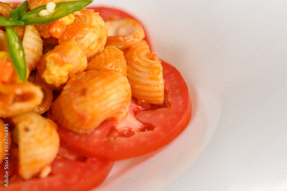 Stir fried macaroni with tomato sauce and pork Stir fried macaroni with tomato sauce and pork