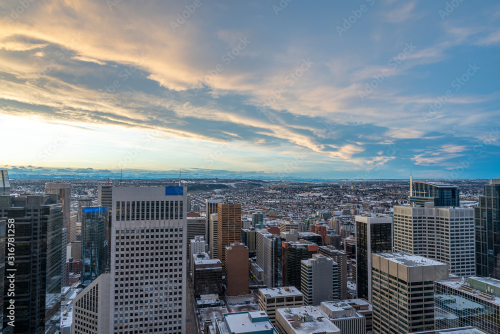Fototapeta premium Chinook arch over Calgary Alberta at sunset. 