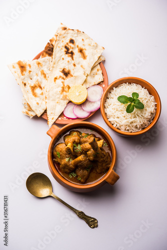 Hyderabadi Mutton Paya, Nehari, nazari or Nihari Masala. served with Naan and rice. selective focus