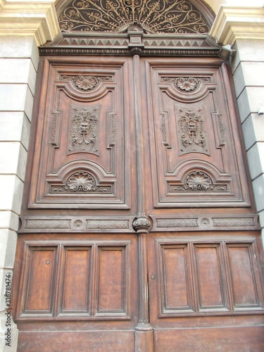 Drzwi dębowe, stare i rzeźbione z pięknymi zdobieniami.