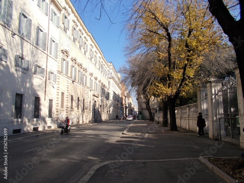 Via delle Quattro Fontane, w zimowy słoneczny dzień, Roma.