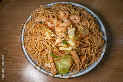 Obraz na płótnie Chinese food, fried noodles with seafood w salonie