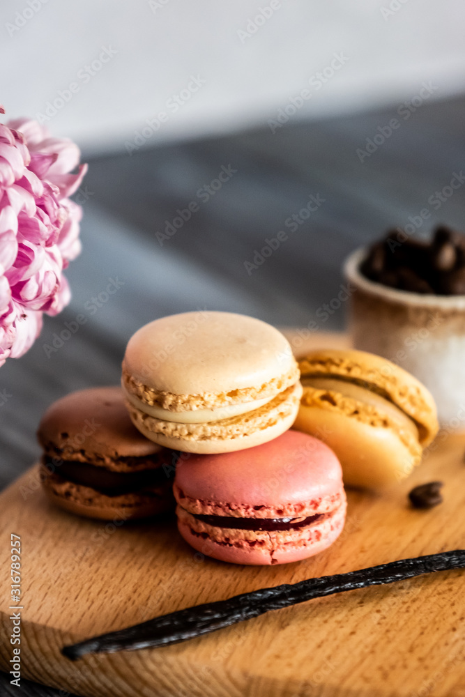 Macarons vanille fraise café chocolat sur la table de cuisine Macarons vanille fraise café chocolat sur la table de cuisine