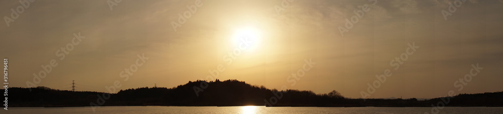 Watch the sunset on the lakeside Watch the sunset on the lakeside