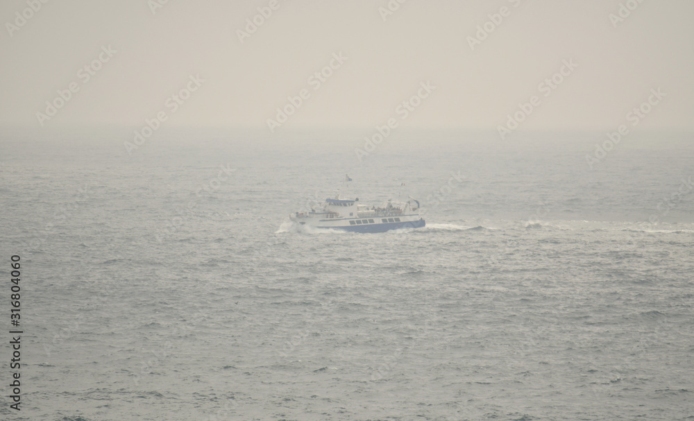 En Bretagne dans le Finistère un ferry dans la brume rentre de l'Ile d'Ouessant
