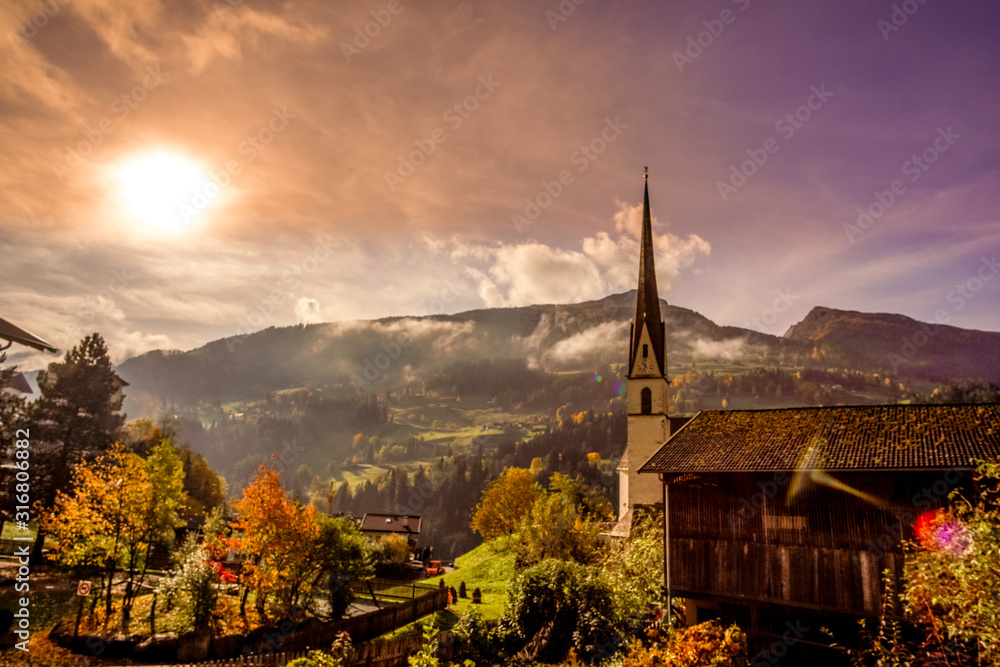 Südtiroler Dorf in Herbststimmung