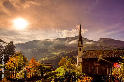Südtiroler Dorf in Herbststimmung