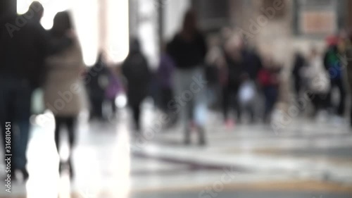 Roma, Italia. Interno Pantheon. Immagine sfocata di turisti all'interno.