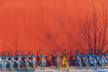 Keuken achterwand Rood Deelfietsen langs rode muur Beijing  © lukyeee_nuttawut
