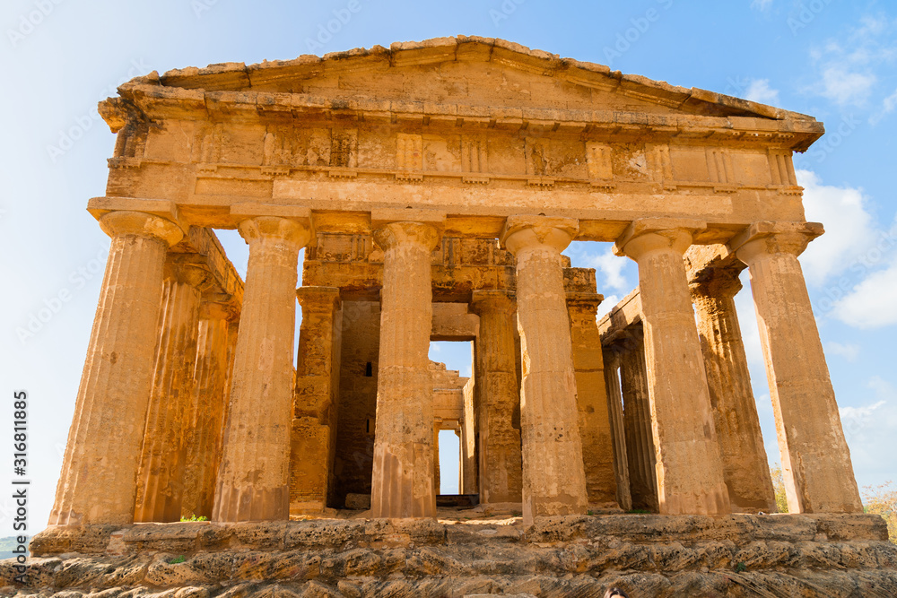 Obraz premium The Temple of Concordia is an ancient Greek temple in the Valley of Temples in Agrigento