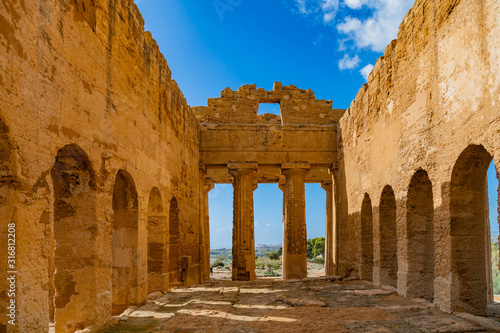 Obraz na płótnie The Temple of Concordia is an ancient Greek temple in the Valley of Temples in Agrigento w salonie