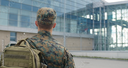 Fotografi Back view of male soldier.