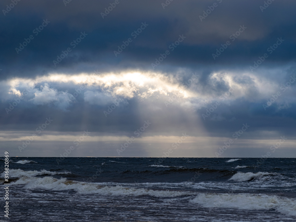 Obraz premium beautiful seascape, dark clouds and white waves