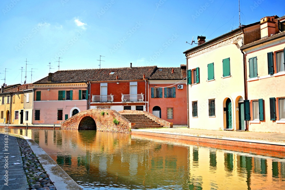 dimore caratteristiche nello storico borgo di Comacchio, città lagunare italiana detta anche piccola Venezia, in provincia di Ferrara in Emilia Romagna