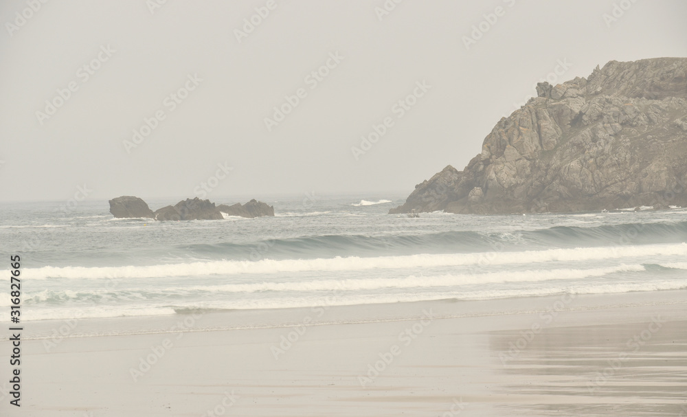 Fototapeta premium La Bretagne paysages marins phares brume embruns rochers falaises vagues et assauts de l'Océan Atlantique lors des tempêtes