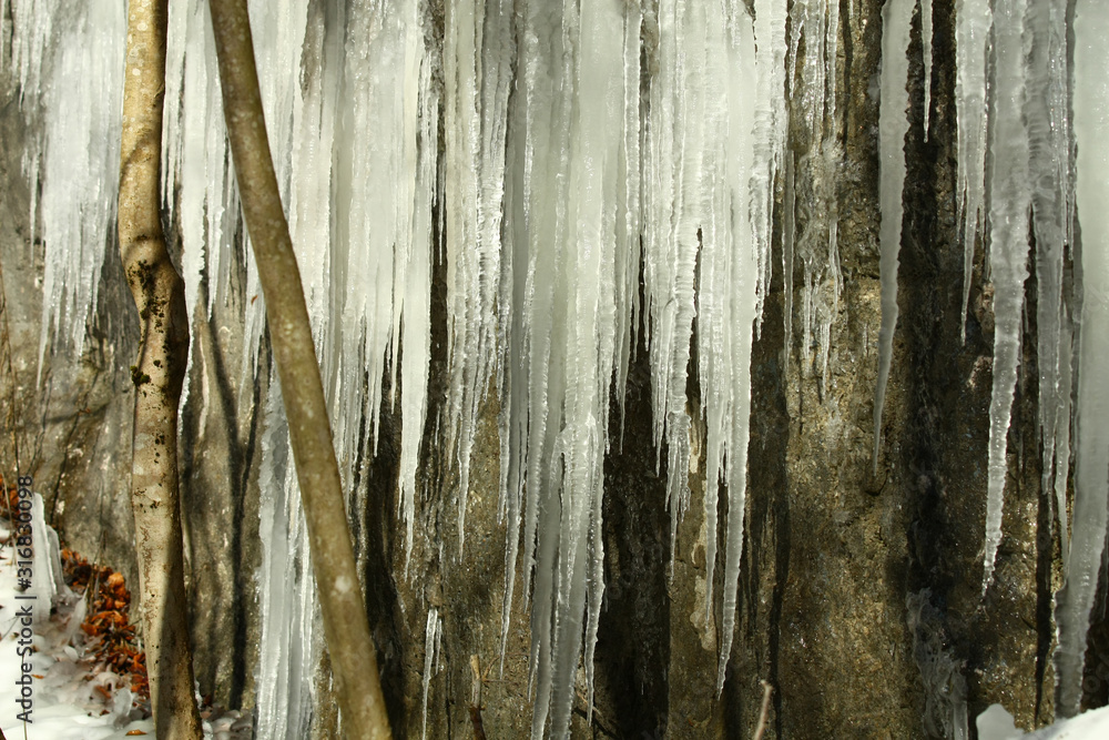 Obraz premium Sople na skale