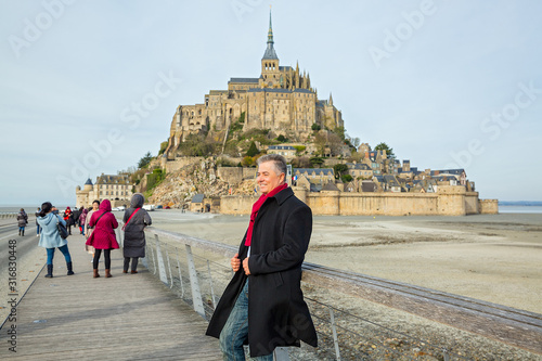 Φωτογραφία Man travels around the island Mont Saint-Michel