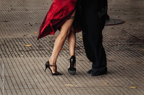 Pareja bailando tango en Buenos Aires photo