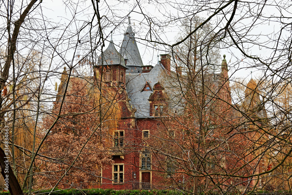 Schloss Krickenbeck hinter Bäumen versteckt