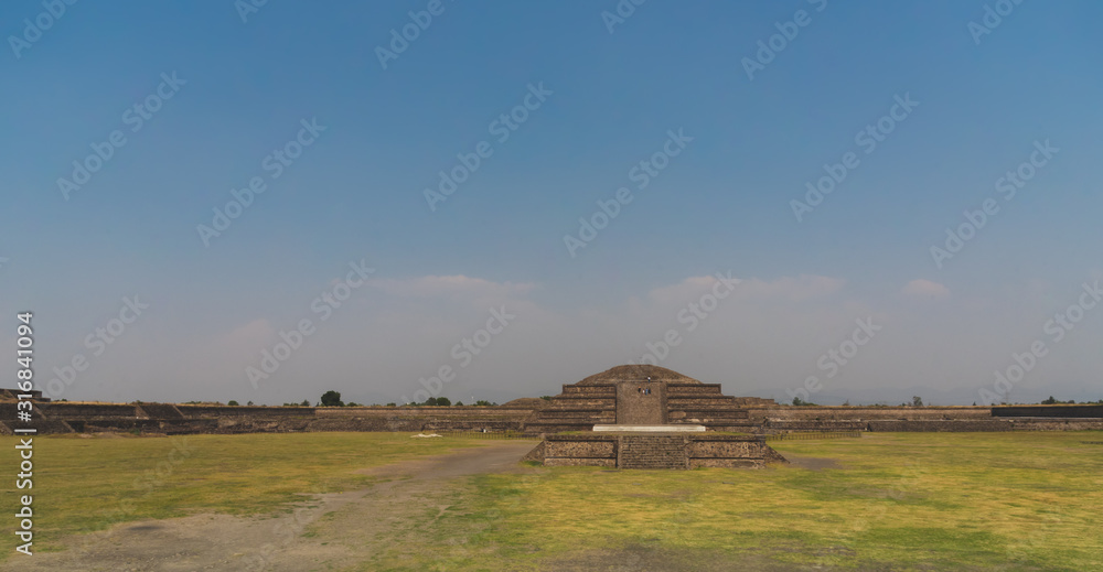 Obraz premium Teotihuacan, Mexico -May 2019 The city and the archaeological site covers a total surface area of 83 square kilometres, is most visited archaeological site in Mexico, UNESCO World Heritage Site
