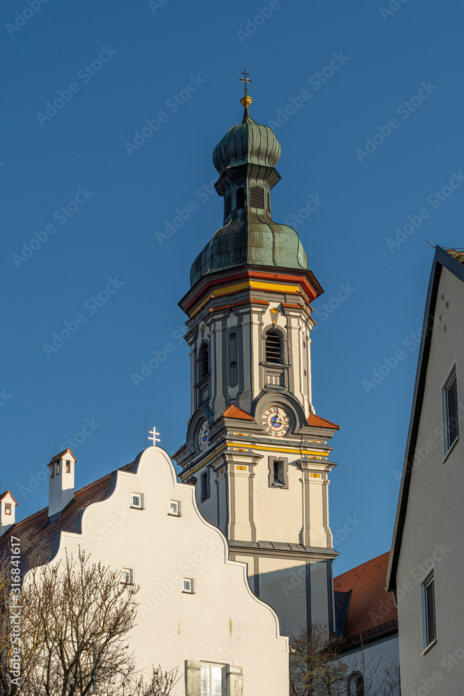Kirchturm zwischen Häusern Kirchturm zwischen Häusern