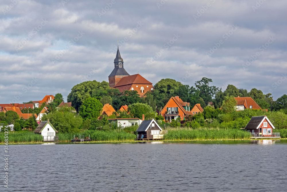 Stadtbild von Sternberg mit der Stadtkirche und dem großen Sternberger See, Mecklenburg-Vorpommern, Deutschland Stadtbild von Sternberg mit der Stadtkirche und dem großen Sternberger See, Mecklenburg-Vorpommern, Deutschland