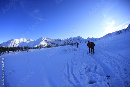 Tourists on the way to Tatra Mountains © Ruchacz