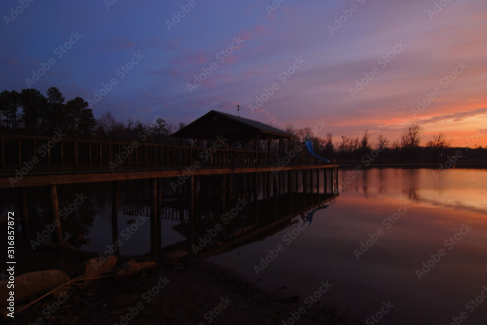 Obraz premium Sunrise at Lake Weiss near Cedar Bluff, Alabama