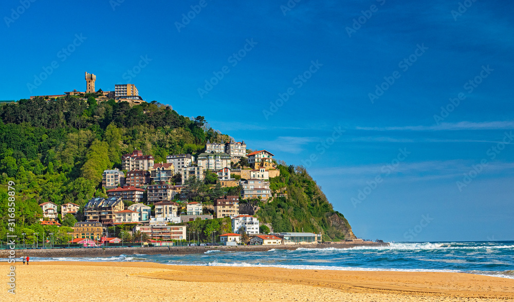 Fototapeta premium Nice beach with houses in San Sebastian, Spain