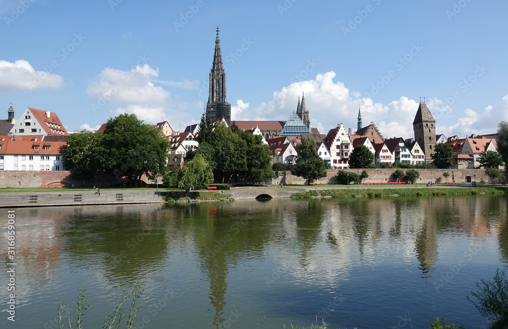 Donau in Ulm mit Münster und Metzgerturm