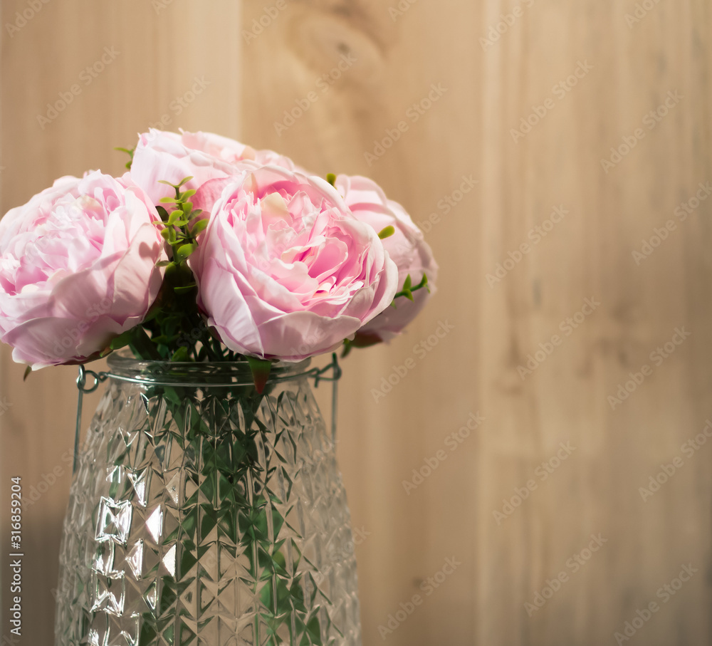 Plano neutral de un conjunto de flores lilas artificiales. Fondo de manera  iluminado. Objecto de decoración de interiores. Stock Photo | Adobe Stock
