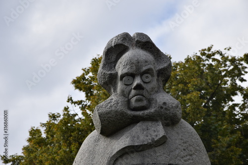 Statue von Henrik Ibsen in Norwegen