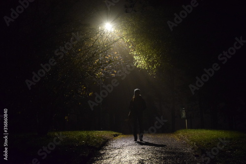 Spaziergänger in der Nacht