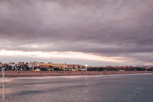 Fotografías en el puerto de valencia y en la playa de la Malvarrosa en el atardecer