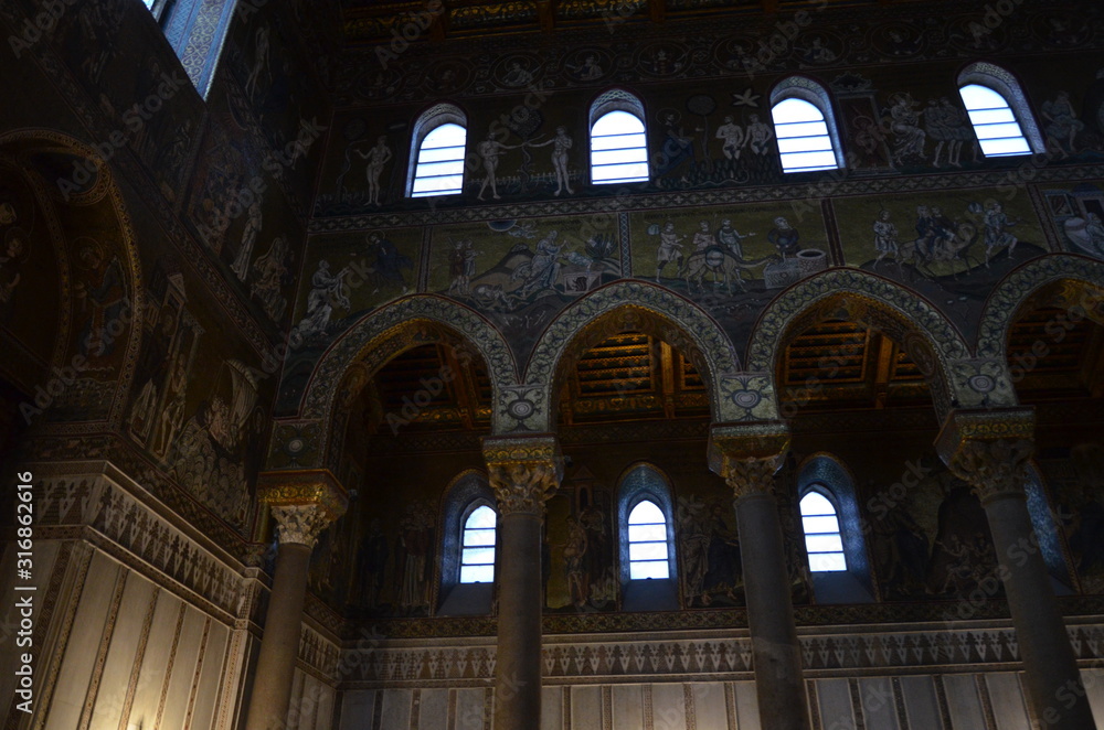 Fototapeta premium Interior of Duomo di Monreale