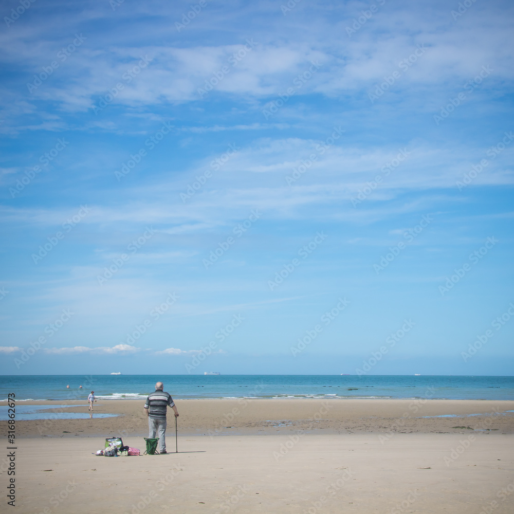 personne âgée face à la mer: solitude