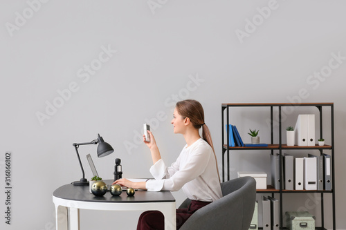 Young woman working in offi...