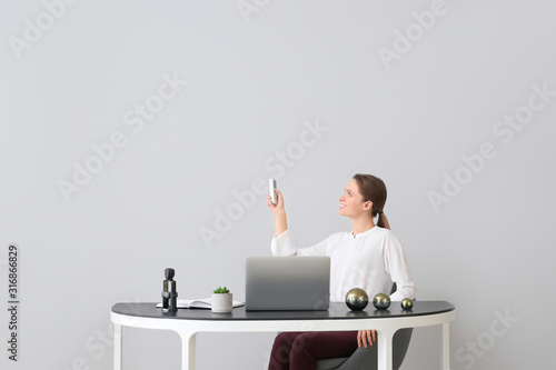 Young woman working in offi...